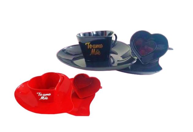 Kit Mae 2 Xicaras + 2 Bandejas Coração (plastico)